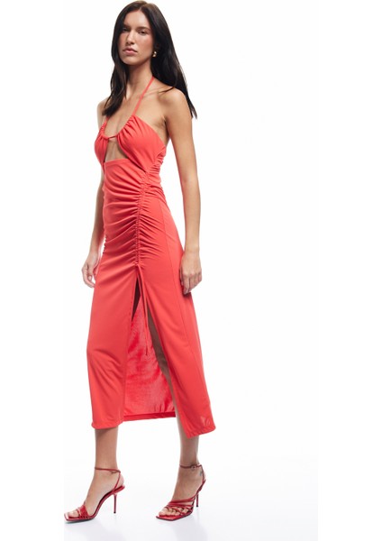 Boyundan Bağlama Detaylı Drapeli Yırtmaçlı Straplez Midi Elbise