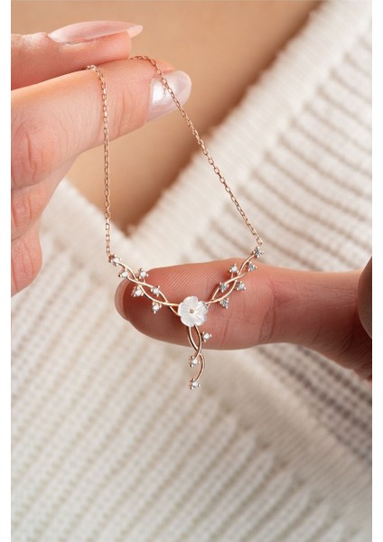 Sedef Çiçek Detaylı Gold Zarif Kolye