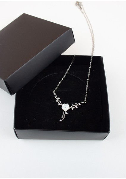 Sedef Çiçek Detaylı Gold Zarif Kolye