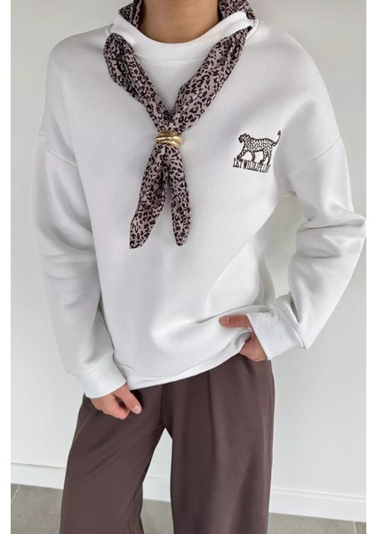 Kadın Bisiklet Yaka Fular Aksesuarlı Nakışlı Şardonlu Sweatshirt P-00019095