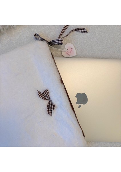 Beyaz Peluş Kahverengi Kurdele Detaylı Laptop & Tablet Kılıfı (11 • 13 • 16 Inç Seçenekli)
