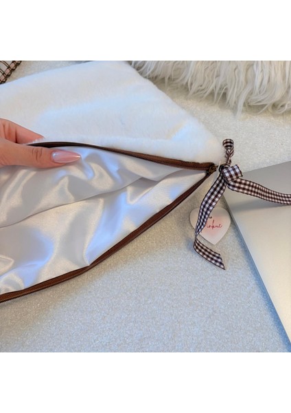 Beyaz Peluş Kahverengi Kurdele Detaylı Laptop & Tablet Kılıfı (11 • 13 • 16 Inç Seçenekli) fiyatları