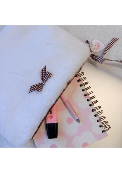 Beyaz Peluş Kahverengi Kurdele Detaylı Laptop & Tablet Kılıfı (11 • 13 • 16 Inç Seçenekli) modelleri