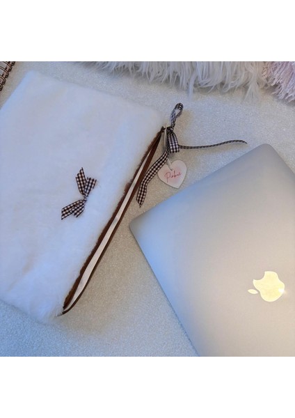 Beyaz Peluş Kahverengi Kurdele Detaylı Laptop & Tablet Kılıfı (11 • 13 • 16 Inç Seçenekli) fırsatları
