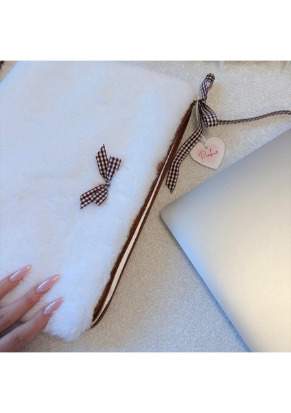 Beyaz Peluş Kahverengi Kurdele Detaylı Laptop & Tablet Kılıfı (11 • 13 • 16 Inç Seçenekli) indirimleri