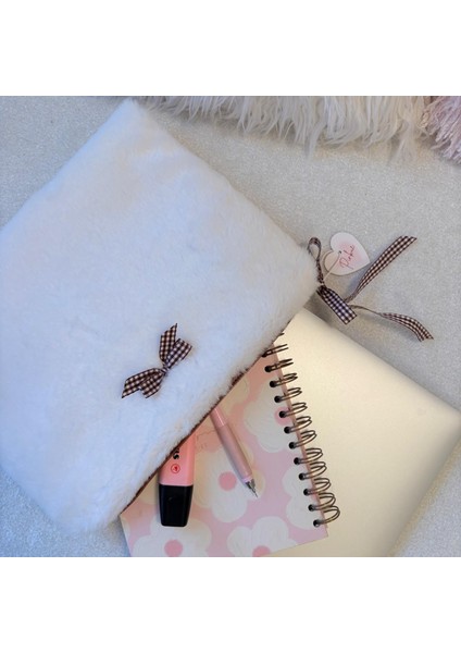 Beyaz Peluş Kahverengi Kurdele Detaylı Laptop & Tablet Kılıfı (11 • 13 • 16 Inç Seçenekli)