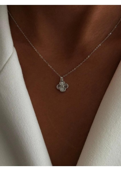 Tırtıklı Plaka Yonca Figür Kolye