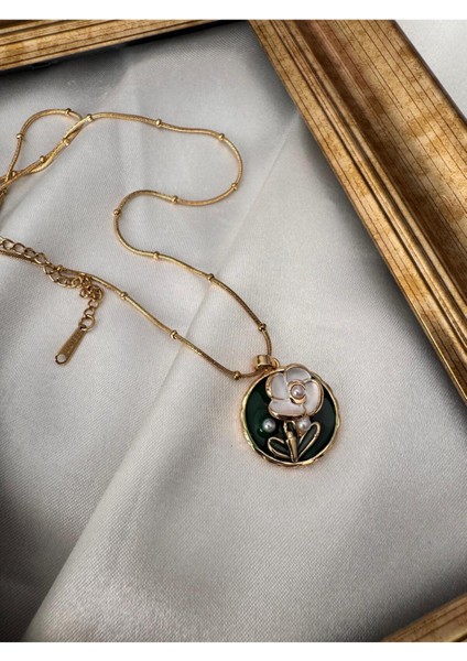 316L Çelik Gold Renk Beyaz Çiçek Işlemeli Inci Detaylı Yeşil Portre Model Kadın Kolye