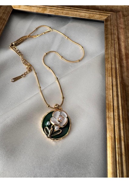 316L Çelik Gold Renk Beyaz Çiçek Işlemeli Inci Detaylı Yeşil Portre Model Kadın Kolye fiyatları
