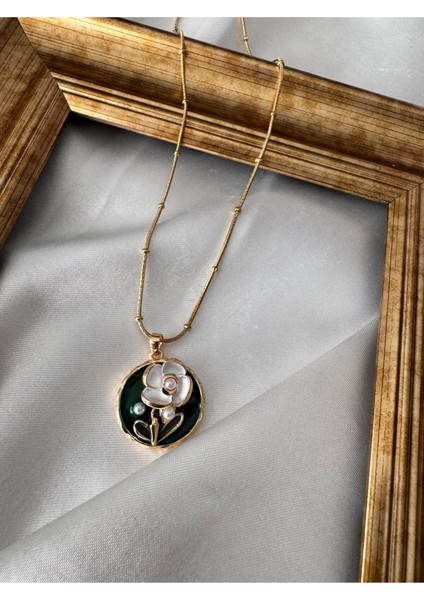 316L Çelik Gold Renk Beyaz Çiçek Işlemeli Inci Detaylı Yeşil Portre Model Kadın Kolye modelleri