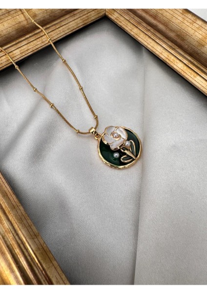 316L Çelik Gold Renk Beyaz Çiçek Işlemeli Inci Detaylı Yeşil Portre Model Kadın Kolye fırsatları