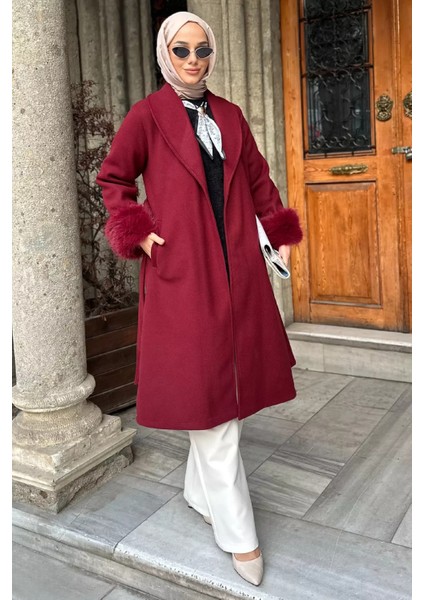 Bel Kuşaklı Kol Ucu Peluş Detaylı Tesettür Kaşe Kaban P-00019056