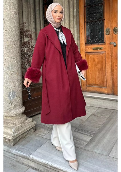 Bel Kuşaklı Kol Ucu Peluş Detaylı Tesettür Kaşe Kaban P-00019056 fiyatları