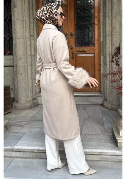 Bel Kuşaklı Kol Ucu Peluş Detaylı Tesettür Kaşe Kaban P-00019056 fırsatları
