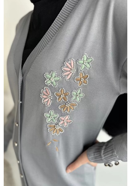 Ön Düğmeli V Yaka Nakışlı Tesettür Triko Hırka P-00019049 fırsatları