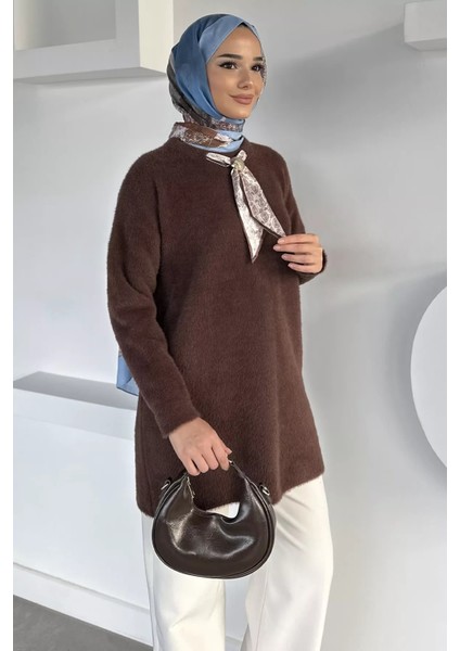 Gülseli Bisiklet Yaka Fular ve Broş Detaylı Tesettür Triko Tunik P-00019029