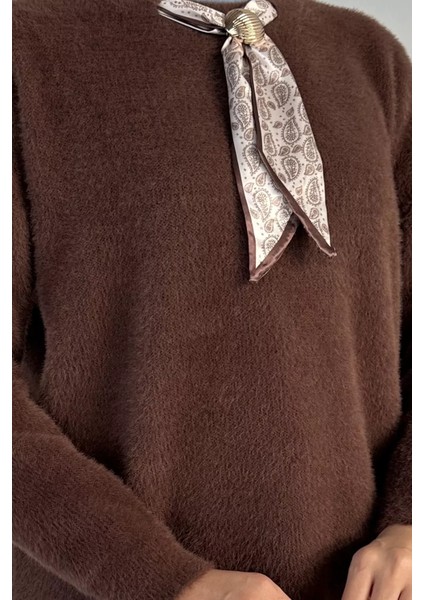 Gülseli Bisiklet Yaka Fular ve Broş Detaylı Tesettür Triko Tunik P-00019029 indirimleri