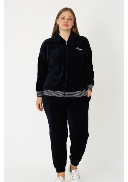 Lacivert Fermuarlı Kapüşonlu Pamuklu Kadife Uzun Kol Baskılı Cepli Kadın Büyük Beden Eşofman Takımı