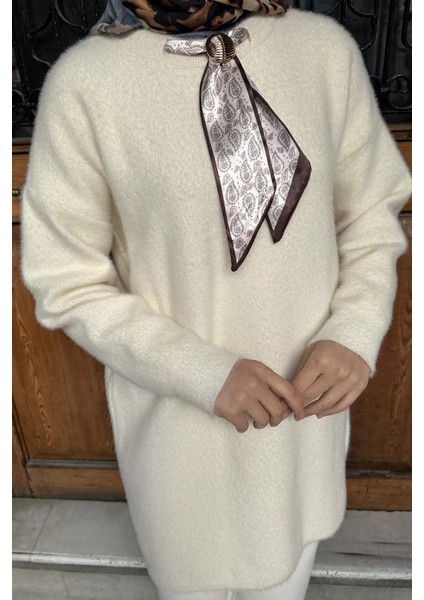 Gülseli Bisiklet Yaka Fular ve Broş Detaylı Tesettür Triko Tunik P-00019029 fırsatları