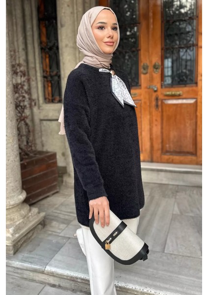 Gülseli Bisiklet Yaka Fular ve Broş Detaylı Tesettür Triko Tunik P-00019029