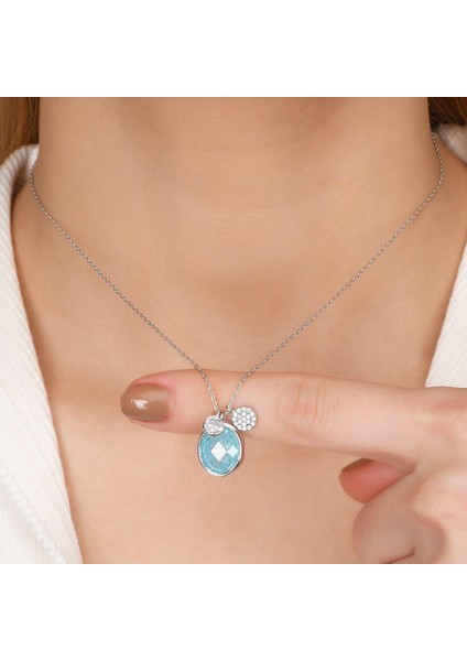 Zirkon Taşlı Pırlanta Montür Gümüş Rengi Kaplama Ortası Turkuaz Taşlı Desenli Oval Gümüş Kolye Jwlera.com Da! Turkuaz Taşlı Oval Gümüş Kolyeler En Uygun Fiyatlarla Sizinle! Birbirinden Güzel Gümüş Kolyeleri Incelemek ve Satın Almak Için Hemen Tıkla! fırsatları