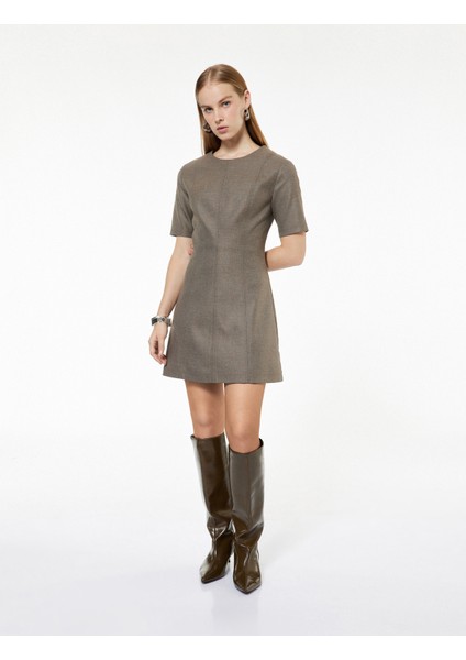 Dikiş Detaylı Bisiklet Yaka Kısa Kollu Viskon Karışımlı Mini Elbise