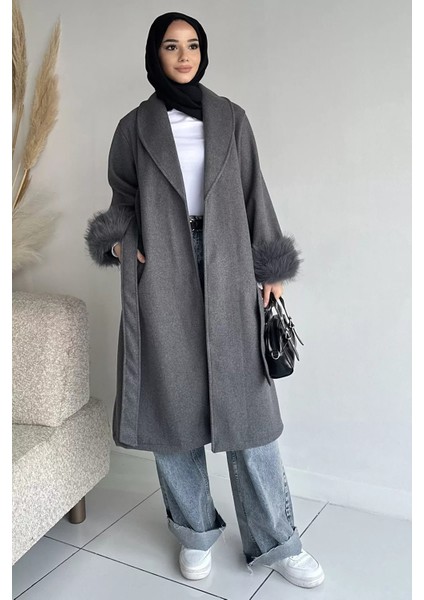 Bel Kuşaklı Kol Ucu Peluş Detaylı Tesettür Kaşe Kaban P-00019056