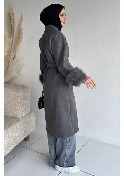 Bel Kuşaklı Kol Ucu Peluş Detaylı Tesettür Kaşe Kaban P-00019056 fırsatları