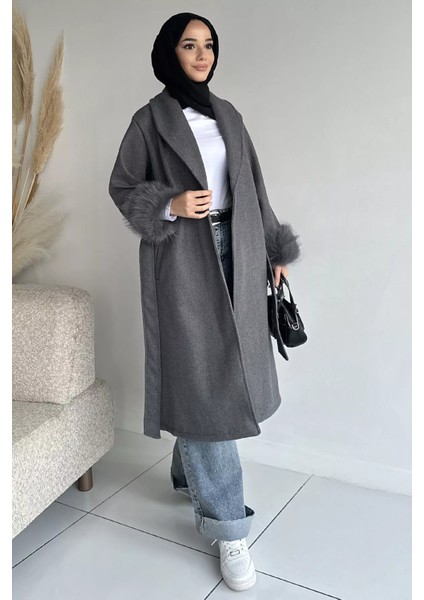 Bel Kuşaklı Kol Ucu Peluş Detaylı Tesettür Kaşe Kaban P-00019056 fiyatları
