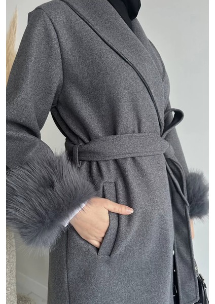 Bel Kuşaklı Kol Ucu Peluş Detaylı Tesettür Kaşe Kaban P-00019056 indirimleri