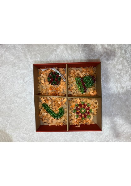 Yılbaşı Temalı Boncuk Süs Seti – El Yapımı ve Şık Dekorasyon Malzemesi fiyatları