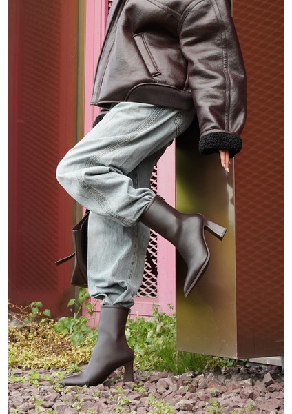 Kadın Topuklu Bot Sivri Burun Arkadan Fermuarlı Kalın Ökçe Kikas Kahve fiyatları