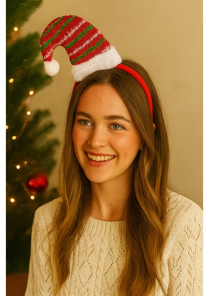 Kırmızı Desenli Noel Baba Şapkasıyla Şık ve Eğlenceli Dekorasyon Tamamlayıcı