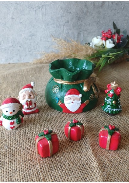 Yılbaşı Temalı Dekoratif Figür Seti: Noel Baba, Kardan Adam, Hediye ve Çam Ağacı