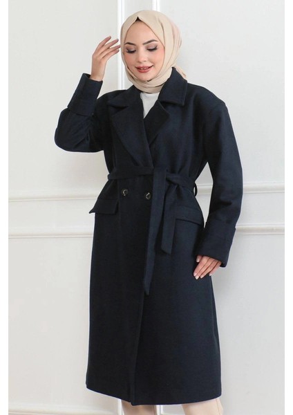 Kadın Kaşe Kaban – Uzun Boy Kruvaze Yaka Kuşaklı Tesettür Kaşe Kışlık Kaban, Astarlı Şık Yünlü Dokuma Oversize Rahat Kalıp Cepli Düğmeli Modern Kap Modeli - Lacivert