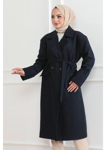Kadın Kaşe Kaban – Uzun Boy Kruvaze Yaka Kuşaklı Tesettür Kaşe Kışlık Kaban, Astarlı Şık Yünlü Dokuma Oversize Rahat Kalıp Cepli Düğmeli Modern Kap Modeli - Lacivert fırsatları