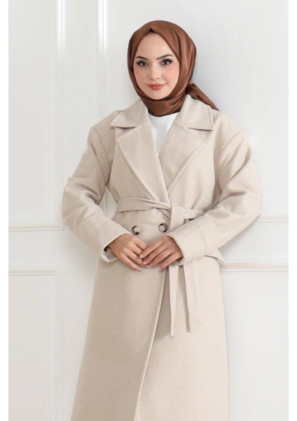Kadın Kaşe Kaban – Uzun Boy Kruvaze Yaka Kuşaklı Tesettür Kaşe Kışlık Kaban, Astarlı Şık Yünlü Dokuma Oversize Rahat Kalıp Cepli Düğmeli Modern Kap Modeli - Bej modelleri