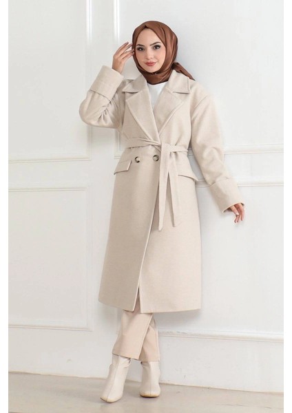 Kadın Kaşe Kaban – Uzun Boy Kruvaze Yaka Kuşaklı Tesettür Kaşe Kışlık Kaban, Astarlı Şık Yünlü Dokuma Oversize Rahat Kalıp Cepli Düğmeli Modern Kap Modeli - Bej fırsatları