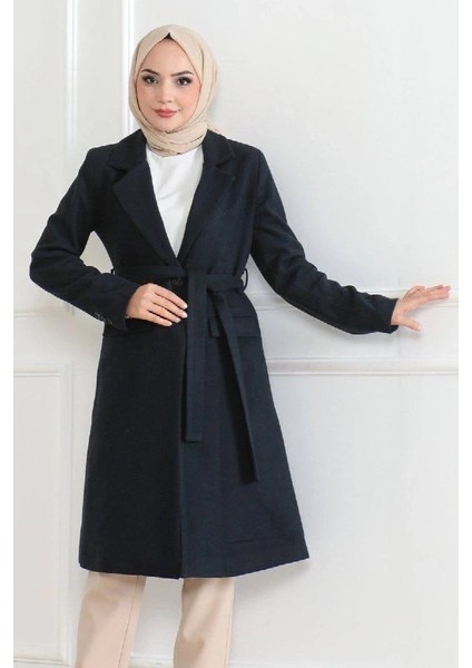 Kadın Kaşe Kaban – Uzun Boy Kruvaze Yaka, Kuşaklı Tesettür Kışlık Kaban, Astarlı Şık Yünlü Dokuma Oversize Rahat Kalıp, Cepli Modern Kaşe Mont Modeli - Lacivert