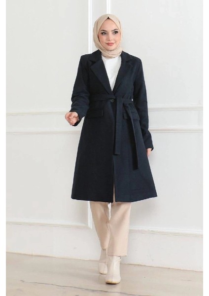 Kadın Kaşe Kaban – Uzun Boy Kruvaze Yaka, Kuşaklı Tesettür Kışlık Kaban, Astarlı Şık Yünlü Dokuma Oversize Rahat Kalıp, Cepli Modern Kaşe Mont Modeli - Lacivert fiyatları