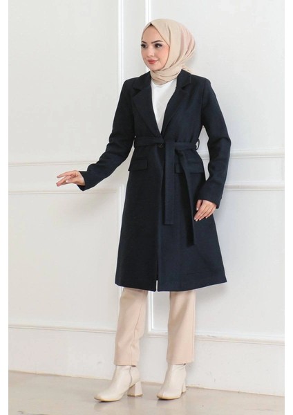 Kadın Kaşe Kaban – Uzun Boy Kruvaze Yaka, Kuşaklı Tesettür Kışlık Kaban, Astarlı Şık Yünlü Dokuma Oversize Rahat Kalıp, Cepli Modern Kaşe Mont Modeli - Lacivert modelleri