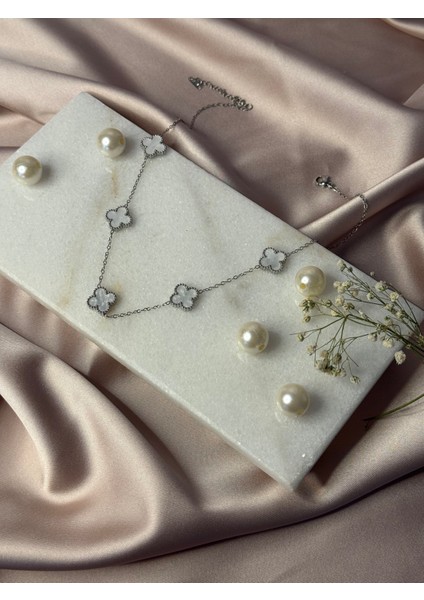 Çiçek Desenli Zarif Tasarım Yonca Kolye