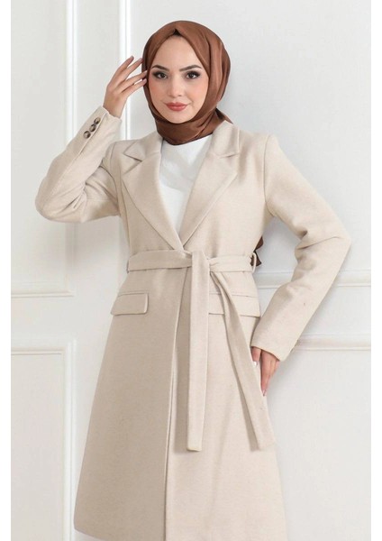 Kadın Kaşe Kaban – Uzun Boy Kruvaze Yaka, Kuşaklı Tesettür Kışlık Kaban, Astarlı Şık Yünlü Dokuma Oversize Rahat Kalıp, Cepli Modern Kaşe Mont Modeli - Bej