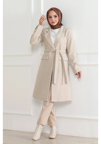 Kadın Kaşe Kaban – Uzun Boy Kruvaze Yaka, Kuşaklı Tesettür Kışlık Kaban, Astarlı Şık Yünlü Dokuma Oversize Rahat Kalıp, Cepli Modern Kaşe Mont Modeli - Bej fiyatları
