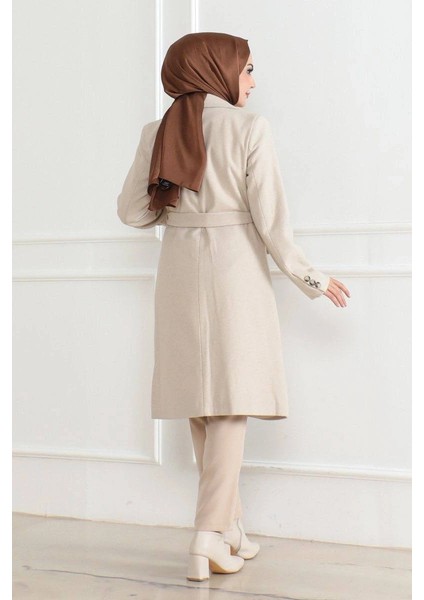 Kadın Kaşe Kaban – Uzun Boy Kruvaze Yaka, Kuşaklı Tesettür Kışlık Kaban, Astarlı Şık Yünlü Dokuma Oversize Rahat Kalıp, Cepli Modern Kaşe Mont Modeli - Bej modelleri