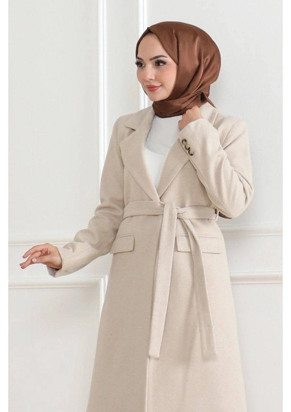 Kadın Kaşe Kaban – Uzun Boy Kruvaze Yaka, Kuşaklı Tesettür Kışlık Kaban, Astarlı Şık Yünlü Dokuma Oversize Rahat Kalıp, Cepli Modern Kaşe Mont Modeli - Bej indirimleri