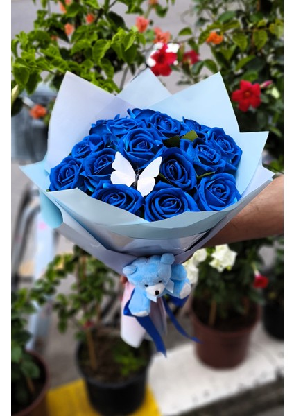 15'li Kadife Mavi Gül Buketi Kelebekli & Ayıcıklı Sevdiklerinize Özel Gün Hediyesi modelleri