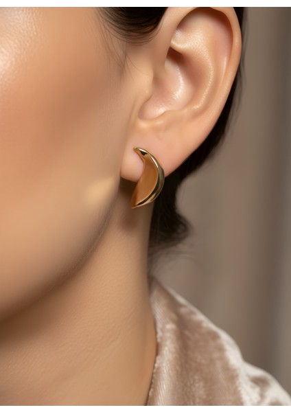 Gold Renk Kavisli Kadın Küpe | Zarif Altın Ton Yarım Halka Küpe