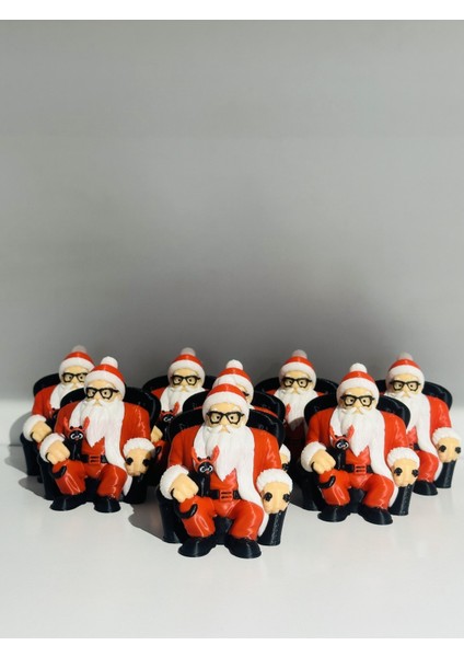 Kırmızı Noel Baba Oturan Yılbaşı Süsü, Sıcak ve Neşeli Dekorasyon Parçası