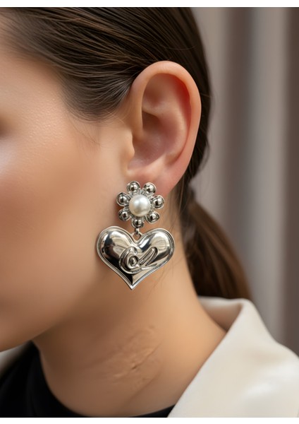 Gümüş Renk Inci Detaylı Çiçek Motifli Sallantılı Kalp Kadın Küpe